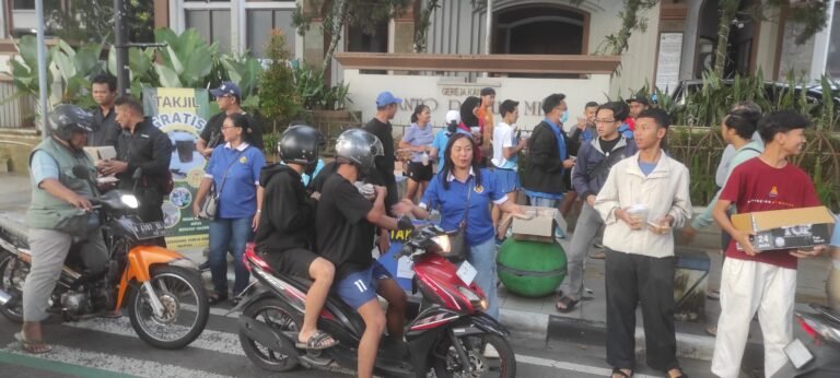 Pengurus dan jemaat Gereja Santo Paulus Miki Salatiga membagikan ratusan takjil kepada pengendara yang melintas di depan gereja pada Minggu (2/3/2025). Kegiatan ini dilaksanakan oleh Gereja Katolik St. Paulus Miki bersama Wanita Katolik Republik Indonesia (WKRI) cabang Salatiga sebagai bentuk toleransi dan aksi berbagi kasih dengan sesama.
