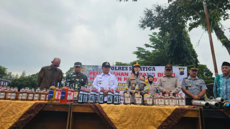 Polres Salatiga memusnahkan 2.002 botol minuman keras berbagai merek di Mapolres Salatiga pada Sabtu, 22 Maret 2025. Kapolres Salatiga, AKBP Veronica, memimpin pemusnahan ini sebagai hasil sitaan dari operasi pekat selama Ramadan dan menjelang Idul Fitri.