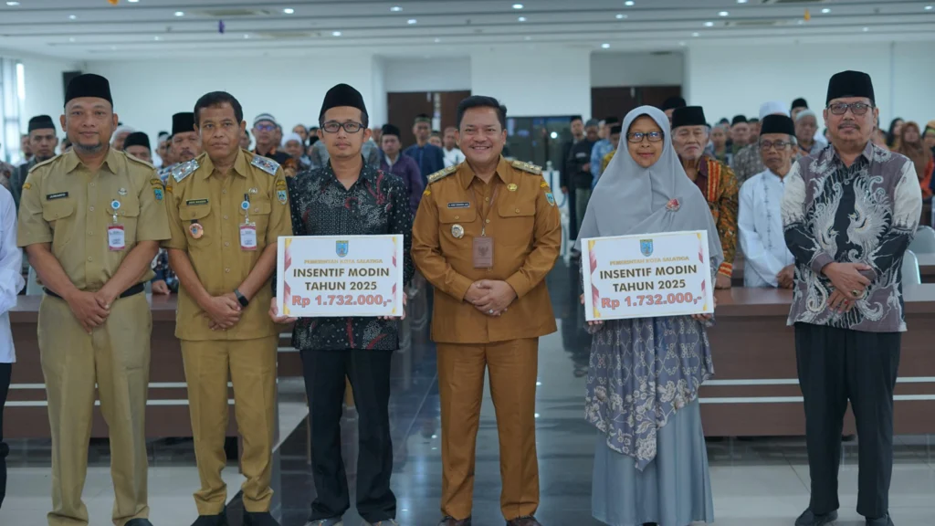 Pemerintah Kota Salatiga memberikan insentif uang tunai senilai Rp1.732.000 kepada 154 modin di wilayah Kota Salatiga, Jawa Tengah, sebagai bentuk apresiasi atas peran mereka dalam membantu masyarakat serta mendukung pemerintah di bidang keagamaan dan sosial.