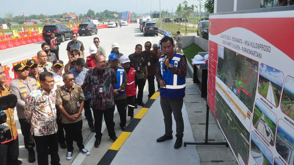 Tol Klaten menuju exit Taman Martani atau Kalasan akan digratiskan mulai 24 Maret 2025 untuk pemudik yang melintas dari Klaten ke Yogyakarta. Keputusan ini diumumkan oleh Gubernur Jawa Tengah, Ahmad Luthfi, yang juga mantan Kapolda Jateng, saat mengecek kondisi tol Klaten-Prambanan pada 21 Maret 2025.