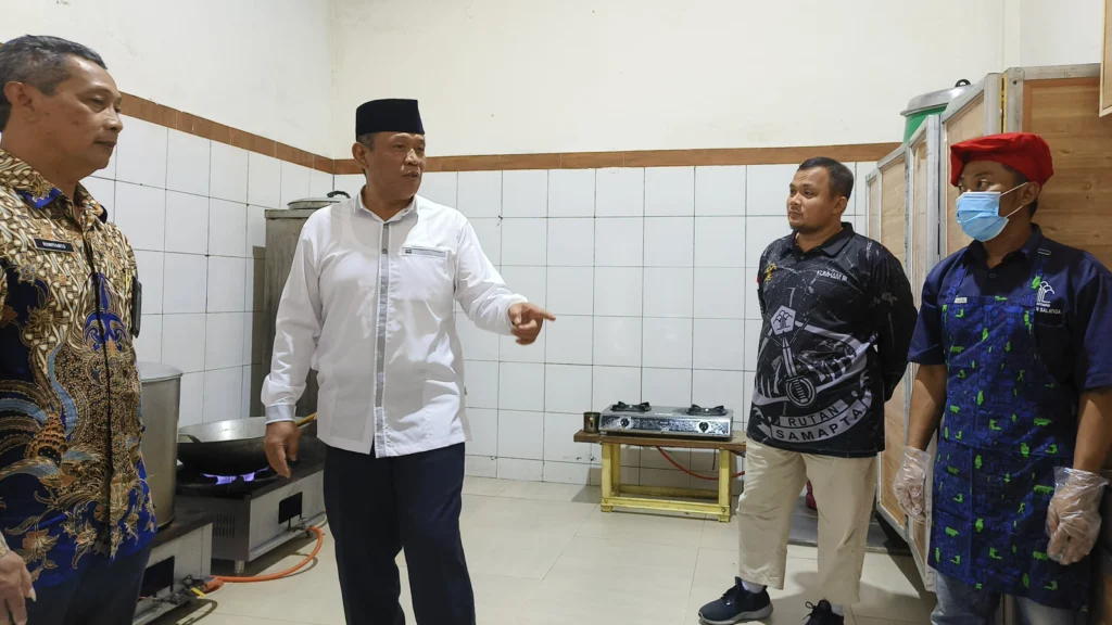 Kepala Kantor Wilayah Ditjenpas Jawa Tengah, Kunrat Kasmiri, memastikan kebersihan dapur dan kualitas makanan di Rutan Salatiga sesuai standar program Rutan saat melakukan inspeksi mendadak. Kunjungan ini dilakukan di Rutan Salatiga untuk memastikan pelayanan dan program pembinaan bagi warga binaan berjalan dengan baik, terutama di bulan Ramadan.