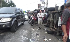 Kecelakaan lalu lintas terjadi di Jalan Solo-Semarang, tepatnya di Dusun Tapen, Desa Kesongo, Kecamatan Tuntang, Kabupaten Semarang, melibatkan sebuah minibus yang menabrak bagian belakang truk boks pengangkut es kristal yang sedang berbelok. Insiden yang terjadi pada Senin (3/3/2025) sore ini mengakibatkan satu penumpang minibus terjepit dan harus dievakuasi sebelum dibawa ke rumah sakit.