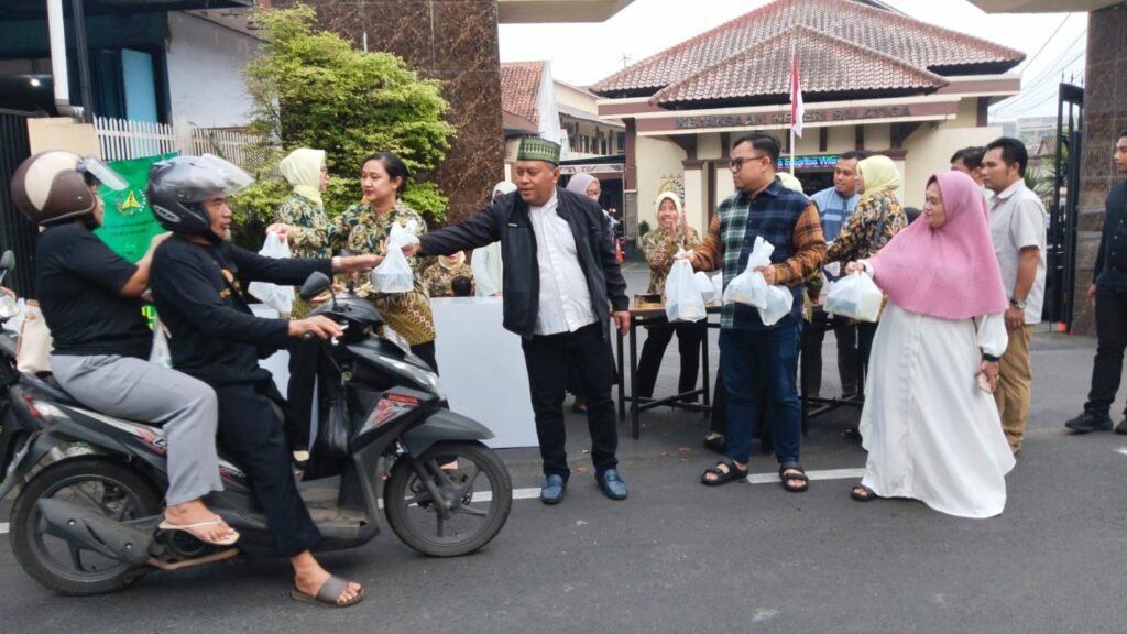 Kejaksaan Negeri (Kejari) Salatiga membagikan ratusan takjil kepada masyarakat sebagai bagian dari program Ikatan Adhyaksa Dharmakarini Daerah Salatiga. Kegiatan ini dipimpin langsung oleh Kepala Kejari Salatiga, Sukamto, dan berlangsung di depan Kantor Kejari Salatiga pada Kamis, 6 Maret 2025 petang.