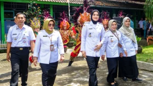 Wakil Wali Kota Salatiga, Nina Agustin, merasa terkesan saat disambut dengan Tarian Topeng Ireng oleh siswa kelas VIII dan IX saat mengunjungi SMP Negeri 10 Salatiga pada Rabu, 12 Maret 2025. Kunjungan yang didampingi oleh Sekda Kota Salatiga, Wuri Pujiastuti, ini bertujuan untuk memberikan motivasi kepada siswa agar tetap semangat belajar dan berakhlak mulia, terutama dalam menghormati orang tua serta guru.