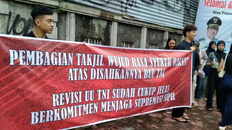 Sekelompok warga dari berbagai elemen masyarakat di Salatiga menggelar aksi berbagi takjil di perempatan ABC, Jalan Jenderal Sudirman, pada Rabu (26/3/25) sore. Kegiatan ini diikuti oleh sekitar 50 orang, termasuk mahasiswa, pekerja, pelajar, dan anggota Karang Taruna Kelurahan Kalicacing.