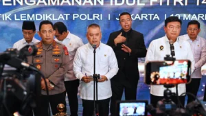 Menteri Perhubungan Dudy Purwagandhi memastikan kesiapan sarana dan prasarana transportasi untuk mendukung kelancaran Angkutan Lebaran 2025 yang berlangsung pada 21 Maret hingga 11 April. Pernyataan ini disampaikan dalam Rapat Koordinasi Lintas Sektoral di Sekolah Tinggi Ilmu Kepolisian (STIK), Jakarta, pada Senin (10/3), yang dihadiri oleh berbagai kementerian dan instansi terkait.