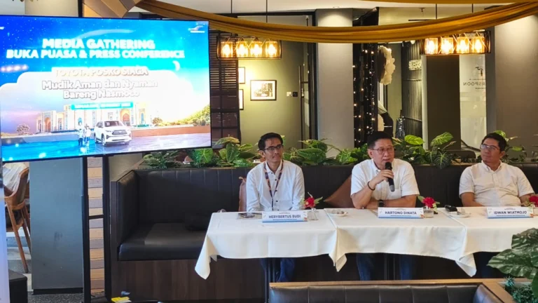 Menyambut Hari Raya Idul Fitri 2025, PT Toyota-Astra Motor (TAM) menghadirkan program khusus dengan membuka 315 titik Layanan Siaga Toyota untuk memberikan kenyamanan dan keamanan bagi pelanggan selama musim mudik lebaran. Program ini dijalankan oleh TAM bersama jaringan dealer resmi Toyota, termasuk Nasmoco, yang menyediakan 15 Toyota Posko Siaga di jalur utama mudik, baik tol maupun nontol, serta 300 Toyota Bengkel Siaga yang siap melayani pemudik.
