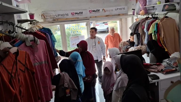 DPD PKS Kota Salatiga mengadakan kegiatan sosial dengan membelikan baju baru bagi anak-anak dari keluarga kurang mampu serta anak anggota PKS dalam rangka menyambut Hari Raya Idul Fitri 1446 H. Kegiatan ini berlangsung pada Minggu, 23 Maret 2025, di Mutif Store, Kelurahan Kecandran, Kecamatan Sidomukti, Kota Salatiga.