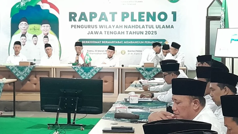 Pengurus Wilayah Nahdlatul Ulama (PWNU) Jawa Tengah mendesak otoritas pendidikan untuk meninjau kembali kebijakan full day school yang diterapkan di satuan pendidikan tingkat dasar dan menengah, dengan alasan dampak negatif bagi peserta didik. Desakan ini disampaikan dalam rapat pleno pertama PWNU Jateng tahun 2025 yang berlangsung di aula Gedung NU Jateng, Semarang, pada Sabtu, 22 Maret 2025.