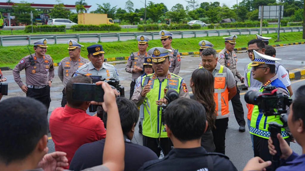 Kakorlantas Polri Irjen Pol Agus Suryonugroho melakukan survei di Tol Jakarta-Merak untuk memastikan kesiapan Operasi Ketupat 2025, khususnya bagi kendaraan yang menuju jalur penyeberangan ke Sumatera. Dalam survei tersebut, ia menerima paparan dari Kasat Lantas Polresta Tangerang AKP Riska Tri Arditia dan Kasat Lantas Polresta Serang Kota AKP Bevan Raga Utama mengenai kondisi lalu lintas serta strategi penguraiannya.