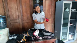 Muhadi (43), seorang perajin peci asal Dusun Krajan, Desa Tengaran, Kecamatan Tengaran, Kabupaten Semarang, merasakan berkah Ramadan dengan meningkatnya omzet usahanya. Ia dikenal karena memproduksi peci blangkon yang memiliki keunikan dibandingkan peci biasa.