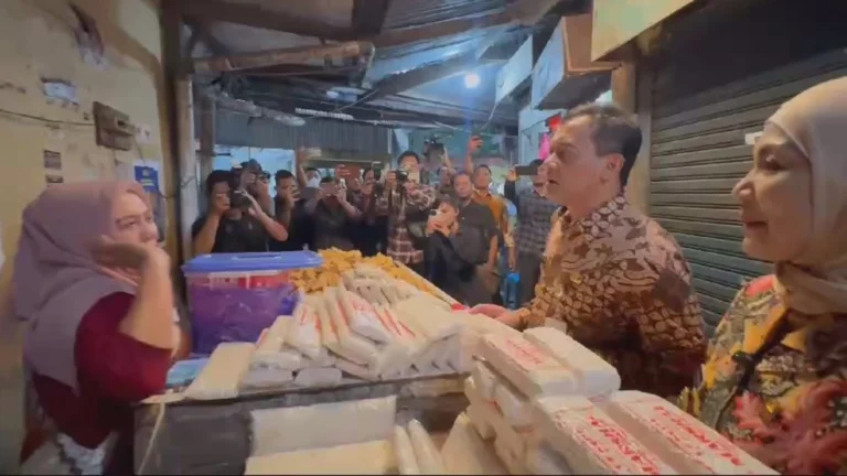 Gubernur Jawa Tengah Ahmad Luthfi menerima aspirasi dari para pedagang terkait perbaikan Pasar Boja di Kabupaten Kendal yang kondisinya dinilai memprihatinkan. Aspirasi ini disampaikan langsung saat ia melakukan kunjungan ke pasar tersebut pada Jumat pagi, 7 Maret 2025.