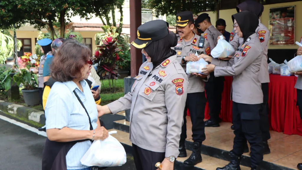 Ratusan ibu-ibu memadati Markas Komando (Mako) Polres Salatiga pada Jumat (14/3/2025) untuk mengantre mendapatkan Paket Tebus Murah yang diselenggarakan oleh Polres Salatiga. Kegiatan ini diadakan di Mako Polres Salatiga dan diikuti oleh warga Kota Salatiga, dengan ratusan orang terlihat mengantre, sementara Polisi Wanita (Polwan) sibuk memberikan penjelasan.