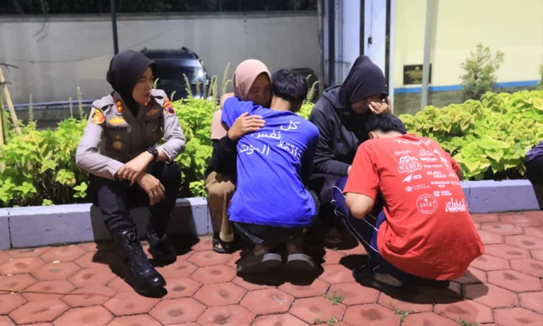 Polres Semarang mengamankan belasan remaja yang diduga akan melakukan perang sarung menjelang sahur pada bulan Ramadan untuk mencegah potensi gangguan kamtibmas. Kapolres Semarang, AKBP Ratna Quratul Ainy, menyampaikan bahwa kejadian ini terjadi di dua lokasi, Sumowono dan Ungaran, pada Selasa (4/3/2025) dini hari, sekitar pukul 01.30 WIB. Sebanyak 4 remaja diamankan di Sumowono dan 15 orang di Ungaran, yang seluruhnya masih berusia 13 hingga 16 tahun serta berstatus pelajar SMP dan SMA.