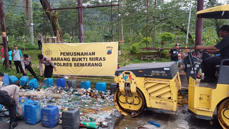 Polres Semarang, bersama jajaran Forkopimda, tokoh agama, tokoh masyarakat, dan elemen masyarakat, melakukan pemusnahan ribuan botol minuman keras (miras) dan ratusan liter miras oplosan hasil operasi penyakit masyarakat (pekat) yang berlangsung selama 20 hari. P