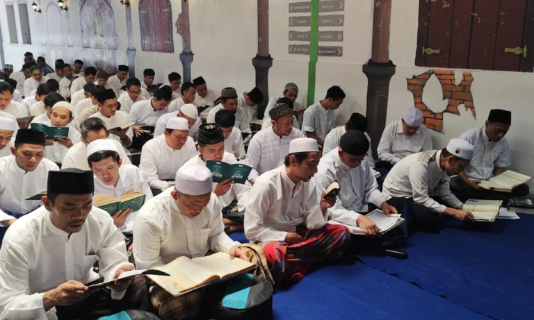 Rutan Salatiga menggelar khatam Al-Qur'an dan dzikir bersama dalam program "Ngaos Al Quran" sebagai inovasi ibadah selama bulan Ramadan. Kegiatan ini diikuti oleh 110 warga binaan serta petugas rutan, bertempat di Rumah Tahanan Negara Salatiga pada Rabu (5/3/2025).
