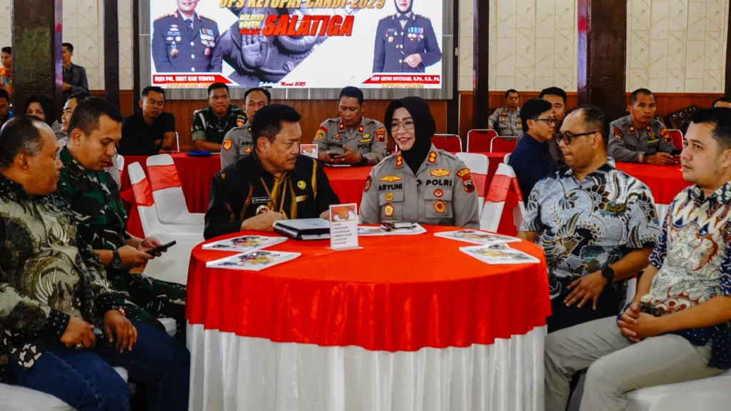 Wali Kota Salatiga Robby Hernawan bersama jajaran Forkopimda Kota Salatiga menghadiri Rapat Koordinasi Lintas Sektoral Operasi Ketupat Candi 2025 di Pendopo Polres Salatiga pada 14 Maret 2025. Rakor ini membahas kestabilan harga dan ketersediaan bahan pokok, LPG 3kg, serta BBM menjelang Idul Fitri, serta perlunya rekayasa lalu lintas untuk menghindari kemacetan.