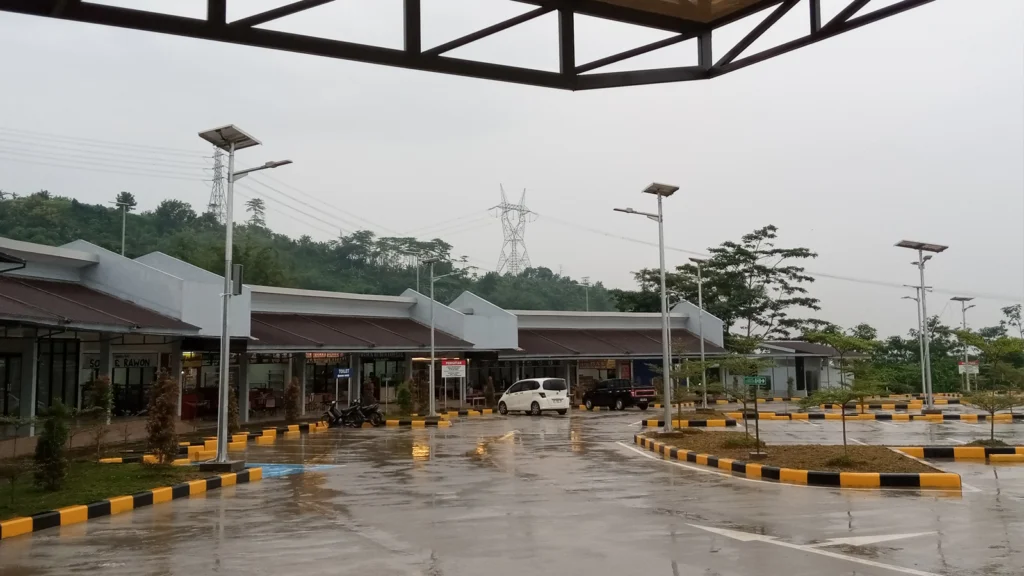 Para pemudik yang melintasi jalan tol Semarang-Solo kini dapat beristirahat di Rest Area KM 439 A Bawen yang telah difungsionalkan selama arus mudik dan balik Idul Fitri 1446 Hijriyah (2025). Rest area ini dikelola oleh Manajer Rest Area 439 A Bawen, Tohari, dan mulai beroperasi sejak Kamis, 20 Maret 2025, pukul 06.00 WIB hingga akhir periode arus balik pada 8 April 2025.