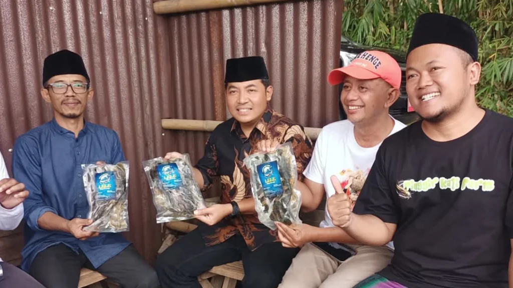 Program pemberdayaan ekonomi berbasis pesantren yang dijalankan Baznas Kabupaten Semarang terus berkembang dengan hasil yang menjanjikan, sebagaimana ditegaskan oleh Ketua Baznas, Khadziq Faisol. Program ini diperluas di Pondok Pesantren Al Ihsan, Desa Sraten, Tuntang, di mana Faisol menyaksikan panen perdana ikan lele dari kelompok peternak Pinggir Kali Farm bersama Camat Tuntang Aris Setyawan dan perwakilan lainnya.