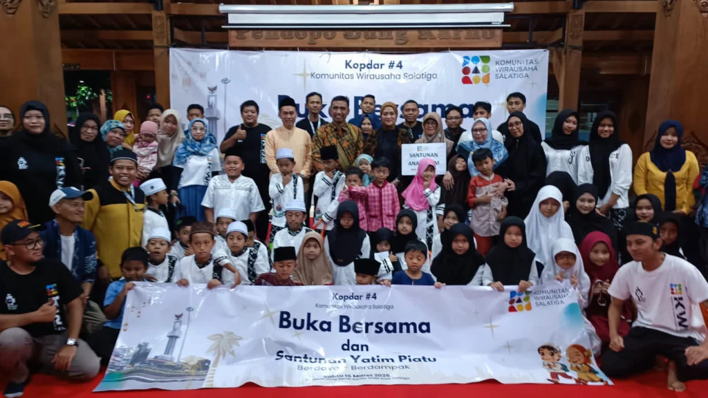 Wakil Wali Kota Salatiga, Nina Agustin, bersama beberapa Kepala OPD Kota Salatiga, memberikan santunan dari Komunitas Wirausaha Salatiga (KWS) kepada 50 anak yatim di Pendopo Bung Karno, DPRD Kota Salatiga, pada Sabtu (15/3/25).