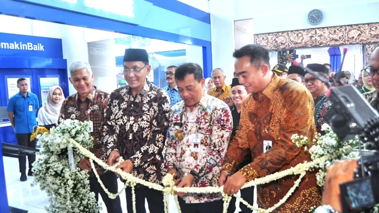 Bank Jateng resmi membuka Kantor Cabang Syariah di Yogyakarta, dengan Gubernur Jawa Tengah Ahmad Luthfi mendorong bank pelat merah ini untuk merangkul komunitas muslim dan pelaku UMKM. Peresmian yang berlangsung pada Jumat, 21 Maret 2025, bertujuan memperluas layanan syariah di Yogyakarta, yang memiliki potensi ekonomi dinamis dengan sektor pendidikan, pariwisata, dan UMKM yang berkembang pesat. Kehadiran cabang syariah ini diharapkan dapat menjadi mitra investasi bagi masyarakat, bukan sekadar ekspansi bisnis.