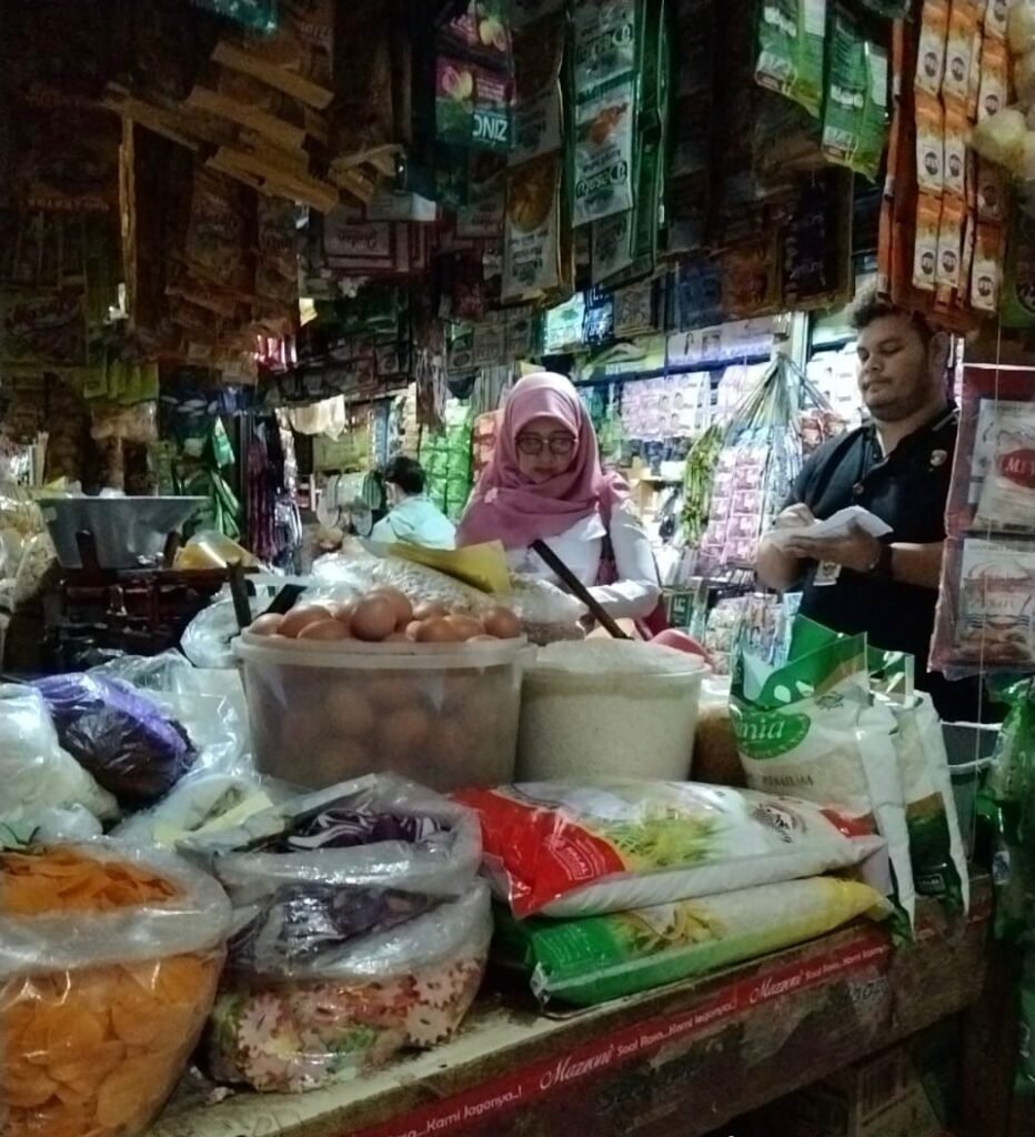 Satgas Pangan Polres Semarang melakukan pemantauan ketersediaan bahan pokok dan kestabilan harga eceran di beberapa pasar tradisional di Kabupaten Semarang, seperti Pasar Bandarjo Ungaran, Pasar Babadan, Pasar Projo Ambarawa, dan Pasar Bringin, pada Jumat, 28 Februari 2025. Pemantauan ini melibatkan Pemerintah Kabupaten Semarang untuk memastikan ketersediaan stok bahan pokok menjelang Idul Fitri.