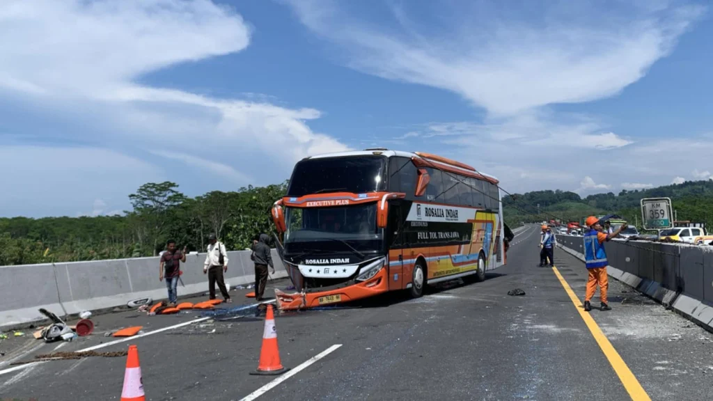 Insiden terjadi di KM 359 + 400 A arah Semarang pada Ruas Jalan Tol Batang-Semarang, mengakibatkan gangguan lalu lintas. PT Jasamarga Semarang Batang bersama Jasamarga Tollroad Operator (JMTO) dan Kepolisian langsung menangani kejadian tersebut. Lokasi insiden berada di Ruas Tol Batang-Semarang, tepatnya di KM 359 + 400 A.