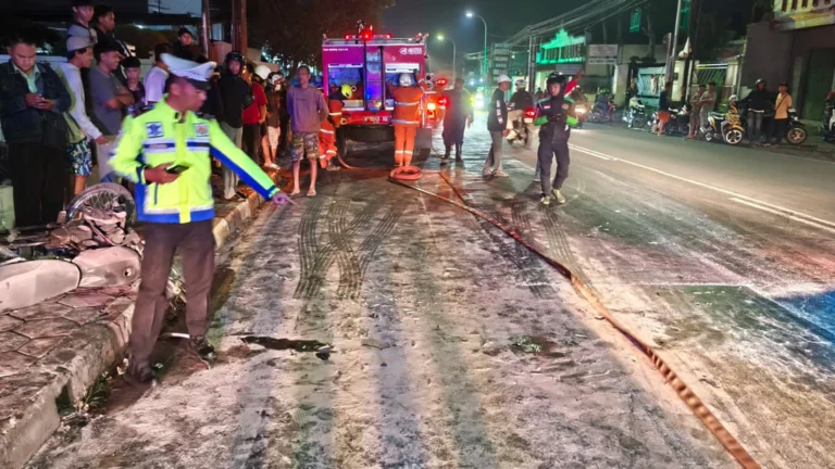 Kecelakaan lalu lintas terjadi di Jalan Diponegoro, Salatiga, pada Rabu, 19 Maret 2025, sekitar pukul 20.30 WIB, yang melibatkan Mitsubishi Colt Diesel dan sepeda motor Honda hingga menyebabkan kebakaran sepeda motor. Insiden ini melibatkan Heru Santoso (52), pengemudi Colt Diesel dari Surakarta, serta Bagus Muhammat Zidan (20), pengendara sepeda motor asal Kabupaten Semarang.
