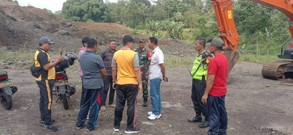 Petugas gabungan dari TNI-Polri, Satpol PP, dan instansi terkait menggelar inspeksi mendadak (sidak) di lokasi penambangan Galian C di Jalan Lingkar Selatan (JLS) Salatiga, tepatnya di Dukuh, Kecamatan Sidomukti, Kota Salatiga, pada 28 Februari 2025. Sidak ini bertujuan untuk memastikan legalitas dan kesiapan aktivitas tambang sebelum beroperasi.