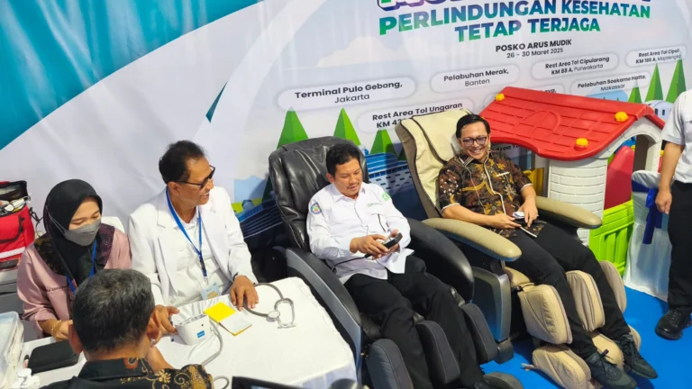 BPJS Kesehatan menghadirkan layanan pemeriksaan kesehatan gratis bagi peserta Jaminan Kesehatan Nasional (JKN) dan masyarakat yang menjalani mudik Lebaran 2025. Layanan ini tersedia di Posko Mudik BPJS Kesehatan yang tersebar di beberapa titik padat pemudik, seperti Terminal Pulo Gebang Jakarta, Rest Area Tol Ungaran Km 429A, Terminal Purabaya Sidoarjo, dan beberapa lokasi lainnya.