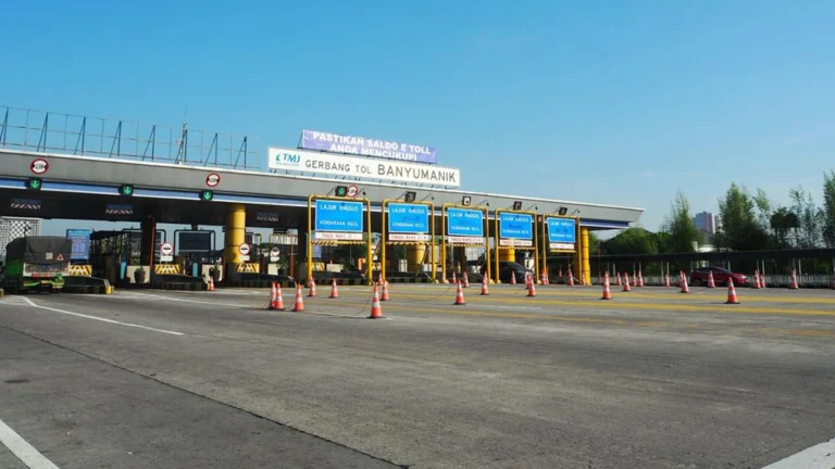 PT Jasamarga Transjawa Tol (JTT) terus berupaya memberikan layanan terbaik bagi pengguna Jalan Tol Semarang Seksi A, B, C dalam menghadapi lonjakan arus mudik Lebaran 2025. Sebagai jalur strategis sepanjang 24,75 km di Jawa Tengah, tol ini memainkan peran penting dalam menghubungkan berbagai wilayah, mempercepat distribusi barang dan jasa, serta mendorong pertumbuhan ekonomi regional.