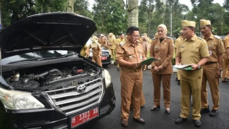 Wali Kota Salatiga Robby Hernawan melarang aparatur sipil negara (ASN) di lingkungan Pemkot Salatiga menggunakan kendaraan dinas untuk keperluan mudik selama libur nasional dan cuti bersama Idul Fitri 1446 Hijriyah. Larangan ini tertuang dalam Surat Edaran Nomor 000.2.3.2/192 dan didasarkan pada surat edaran Komisi Pemberantasan Korupsi (KPK) Nomor 7 Tahun 2025 tentang pencegahan korupsi dan pengendalian gratifikasi terkait hari raya.