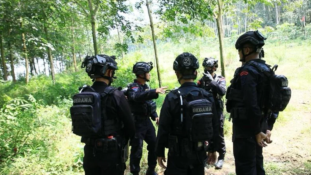Warga Kampung Ledok, Kelurahan Ledok, Kecamatan Argomulyo, Kota Salatiga, dikejutkan dengan penemuan sebuah granat pada Senin, 24 Maret 2025, sekitar pukul 07.00 WIB di sebidang tanah milik Lasin.