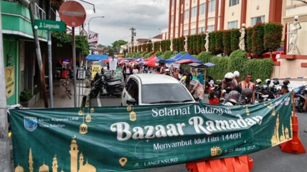 Bazar Ramadan Langensuko di Salatiga menjadi destinasi favorit warga untuk berburu takjil menjelang berbuka puasa. Acara ini diselenggarakan oleh Pemerintah Kota Salatiga di Jalan Langensuko mulai 5 hingga 28 Maret 2025, dengan 181 stan untuk 281 pedagang.