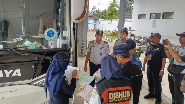 Jelang mudik Lebaran 2025, Dinas Perhubungan Kota Salatiga bersama Dinas Kesehatan melakukan ramp check terhadap bus antar kota dan antar provinsi di Terminal Tipe A Tingkir, Kota Salatiga, Jawa Tengah, pada Selasa (18/3/2025)