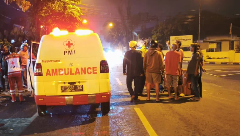 Seorang pengendara motor bernama Alfonso Mario, warga Jalan Pemotongan, Kelurahan Kalicacing, Kecamatan Sidomukti, Kota Salatiga, meninggal dunia setelah mengalami kecelakaan lalu lintas dengan sebuah truk sayur di pertigaan Jalan Kartini dan Jalan Adi Sucipto, Kecamatan Sidomukti, Kota Salatiga, Jawa Tengah, pada Minggu, 20 April 2025.