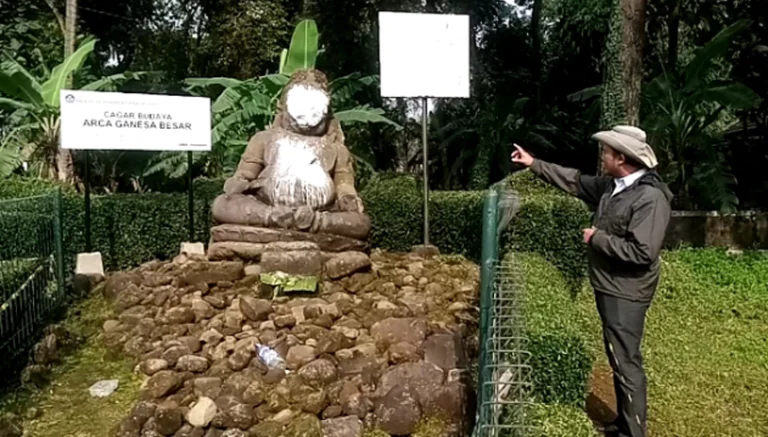 Arca Ganesha Mbah Dul Jalal di Desa Sikunir, Kecamatan Bergas, Kabupaten Semarang menjadi korban vandalisme oleh orang tak dikenal, terlihat dari noda putih di wajah dan badan arca yang diduga sengaja dioleskan. Kejadian ini diketahui oleh Ketua Tim Ahli Cagar Budaya Kabupaten Semarang, Tri Subekso, setelah menerima laporan foto pada Selasa, 15 April 2025, dan langsung ditindaklanjuti dengan peninjauan lapangan pada Rabu pagi oleh tim gabungan dari BPK Wilayah X, Polsek, dan Koramil Bergas.