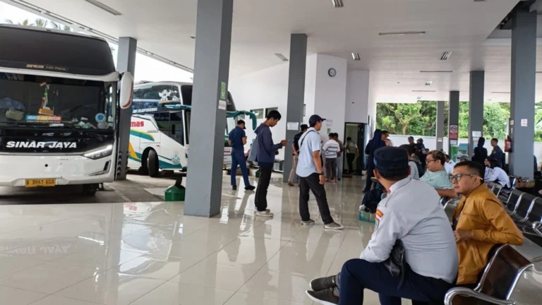 Memasuki hari ketiga Lebaran pada Rabu, 2 April 2025, belum terjadi lonjakan arus balik di Terminal Tipe A Tingkir, Salatiga, dengan prediksi peningkatan terjadi pada Minggu atau Senin mendatang. Kepala Terminal Tingkir, Vicky Chandra Yanuar, menjelaskan bahwa kondisi saat ini masih normal, meskipun terjadi penurunan jumlah penumpang dibanding tahun sebelumnya.