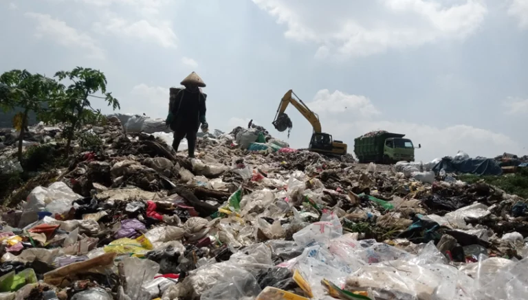 Pemerintah Kabupaten Semarang tengah berupaya mengatasi penumpukan sampah yang melebihi kapasitas di Tempat Pembuangan Akhir (TPA) Blondo, Kecamatan Bawen, yang setiap harinya menerima 200 ton sampah dari 161 TPS se-Kabupaten Semarang.