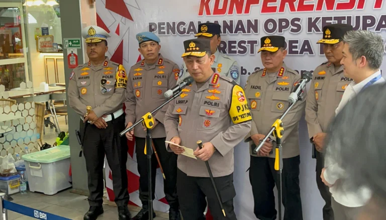 Kapolri Jenderal Listyo Sigit Prabowo meninjau langsung pengamanan arus balik Lebaran 2025 di Rest Area Km 456 Salatiga, Jawa Tengah, pada Sabtu (5/4/2025). Ia hadir bersama Kakorlantas Irjen Agus Suryonugroho, Gubernur Jawa Tengah Ahmad Luthfi, dan Kapolda Jateng Irjen Ribut Hari Wibowo.