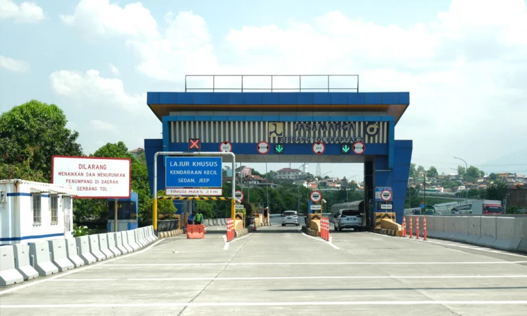 Penyesuaian tarif Jalan Tol Semarang Seksi A, B, dan C akan diberlakukan oleh PT Jasamarga Transjawa Tol (JTT) mulai Sabtu, 26 April 2025 pukul 00.00 WIB sesuai dengan Keputusan Menteri Pekerjaan Umum Nomor: 399/KPTS/M/2025. Kebijakan ini diterapkan di wilayah ruas tol Semarang sebagai bagian dari evaluasi reguler dua tahunan berdasarkan inflasi dan amanat peraturan perundang-undangan yang berlaku.
