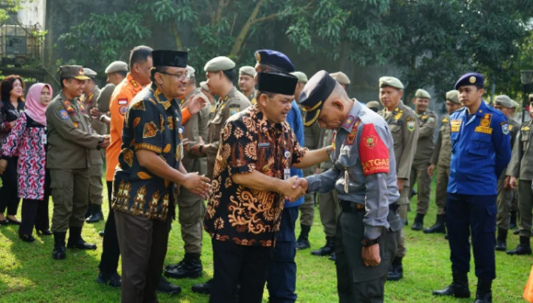 Pemerintah Kabupaten Semarang mengalokasikan anggaran sebesar Rp8,7 miliar untuk perbaikan infrastruktur jalan dan jembatan rusak. Bupati Semarang, Ngesti Nugraha, bersama jajaran Dinas Pekerjaan Umum menyampaikan hal ini di halaman Kantor DPU, Jalan Hasyim Asyari, Ungaran Barat, pada Jumat pagi, 11 April 2025.