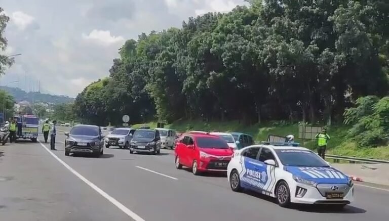 Untuk memperlancar arus balik Idulfitri 1446 H, PT Jasamarga Transjawa Tol memberlakukan sistem oneway lokal di Jalan Tol Semarang Seksi A, B, dan C. Kebijakan ini dijalankan atas diskresi Kepolisian dan dilakukan di ruas KM 425 hingga KM 414 Gerbang Tol Kalikangkung Jalan Tol Batang-Semarang.