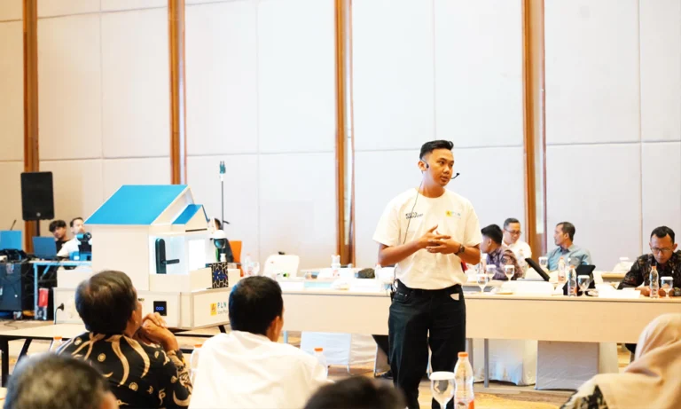 PLN Icon Plus SBU Regional Jawa Bagian Tengah menggelar Workshop bertajuk Smart School Transformation: Workshop IoT Implementation yang dihadiri oleh kepala sekolah dan guru SMK se-Jawa Tengah di wilayah kerja mereka. Kegiatan ini dilaksanakan sebagai bentuk apresiasi dan penguatan kerja sama antara PLN Icon Plus dan SMK di Jawa Tengah pada akhir April 2025. Tujuan utama kegiatan ini adalah untuk memperkenalkan inovasi teknologi seperti Smart Home, PLTS Atap, dan I-Magz, yang dapat mendukung pembelajaran dan pengembangan pendidikan vokasi berbasis industri.