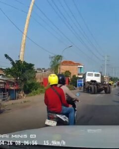 Dump-Truk-Menabrak-Rumah-di-Jl