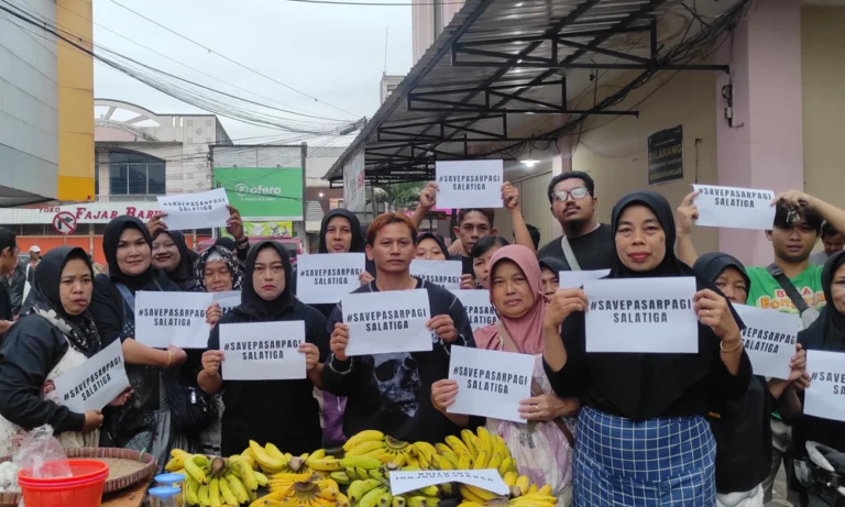 Ratusan pedagang Pasar Pagi Kota Salatiga menggelar aksi damai pada Sabtu, 26 April 2025, untuk menanggapi wacana relokasi mereka ke Pasar Rejosari, yang dinilai tidak ada sosialisasi sebelumnya. Aksi ini dipimpin oleh Sekretaris Paguyuban Pedagang Pasar Pagi Salatiga, Reny Mulyaningsih, yang mengungkapkan bahwa pemindahan tersebut tanpa konsultasi dengan pedagang atau audiensi dengan Wali Kota Salatiga, Robby Hernawan.