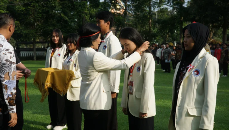 Ratusan mahasiswa Universitas Kristen Satya Wacana (UKSW) mengikuti pembukaan Mata Kuliah Bela Negara Semester Genap 2024/2025 yang diselenggarakan di halaman Kantor Wali Kota Salatiga pada Sabtu, 12 April 2025. Kegiatan ini dihadiri oleh mahasiswa, dosen, pimpinan universitas, serta unsur Forkopimda dan dibuka oleh Plh Sekda Kota Salatiga, Muh Sidqon Effendi.