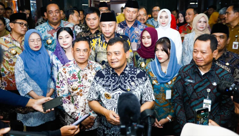 Gubernur Jawa Tengah Ahmad Luthfi menunjukkan gaya kepemimpinan yang cair dan kekeluargaan dalam menjalin hubungan dengan 35 bupati dan wali kota di wilayahnya. Ia bersama para kepala daerah tersebut berkumpul dalam acara halal bihalal yang berlangsung di Semarang pada Selasa, 8 April 2025. Gaya kepemimpinan ini diterapkan untuk membangun komunikasi yang lebih terbuka dan menghilangkan hambatan birokrasi.