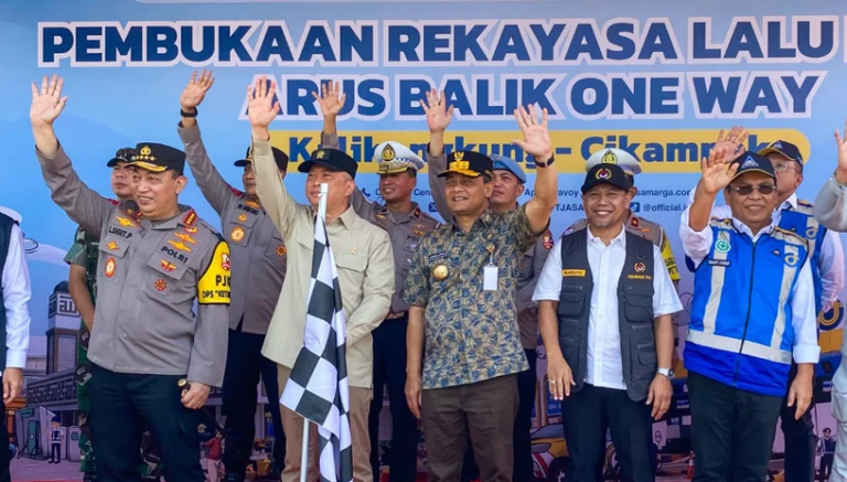 Gubernur Jawa Tengah Ahmad Luthfi bersama Kapolri Jenderal Polisi Listyo Sigit Prabowo melepas pelaksanaan one way arus balik Lebaran di Gerbang Tol Kalikangkung, Semarang, pada Minggu, 6 April 2025. Kegiatan ini juga dihadiri Menteri Kesehatan Budi Gunadi Sadikin dan perwakilan Kementerian Perhubungan, yang turut menyapa pemudik serta membagikan bingkisan sebelum perjalanan dimulai.