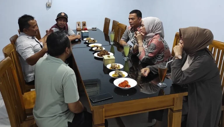 Rumah Makan Padang “Nawangku” resmi dibuka di Jalan Jendral Sudirman No. 143, Salatiga, pada Senin, 21 April 2025, dan disambut antusias oleh warga serta pencinta kuliner khas Minang. Acara peresmian dihadiri oleh tokoh penting Kota Salatiga seperti Wakil Wali Kota Nina Agustin dan sejumlah anggota DPRD dari PDI Perjuangan dan Partai Demokrat.